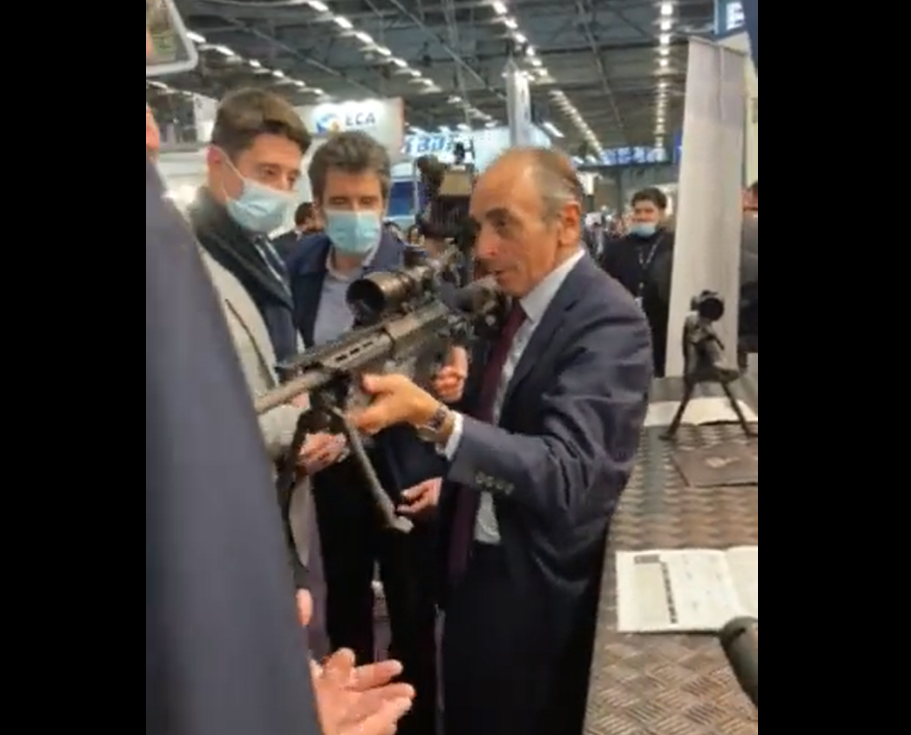 Eric Zemmour pointe un fusil d'assaut sur des journalistes, lors d'une visite d'un salon de l'armement et de la sécurité