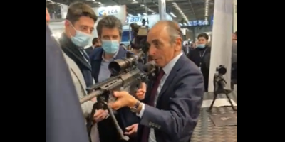 Eric Zemmour pointe un fusil d'assaut sur des journalistes, lors d'une visite d'un salon de l'armement et de la sécurité