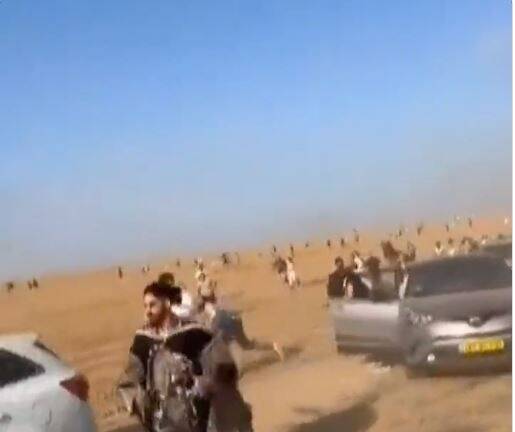 "On sentait les balles voler autour de nous": des festivaliers racontent comment ils ont échappé au massacre de la rave-party dans le désert