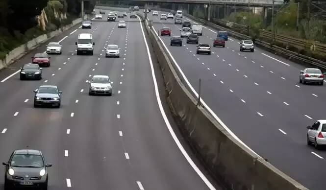 Il s'arrête aider une automobiliste en panne sur l'autoroute et meurt happé par un poids lourd