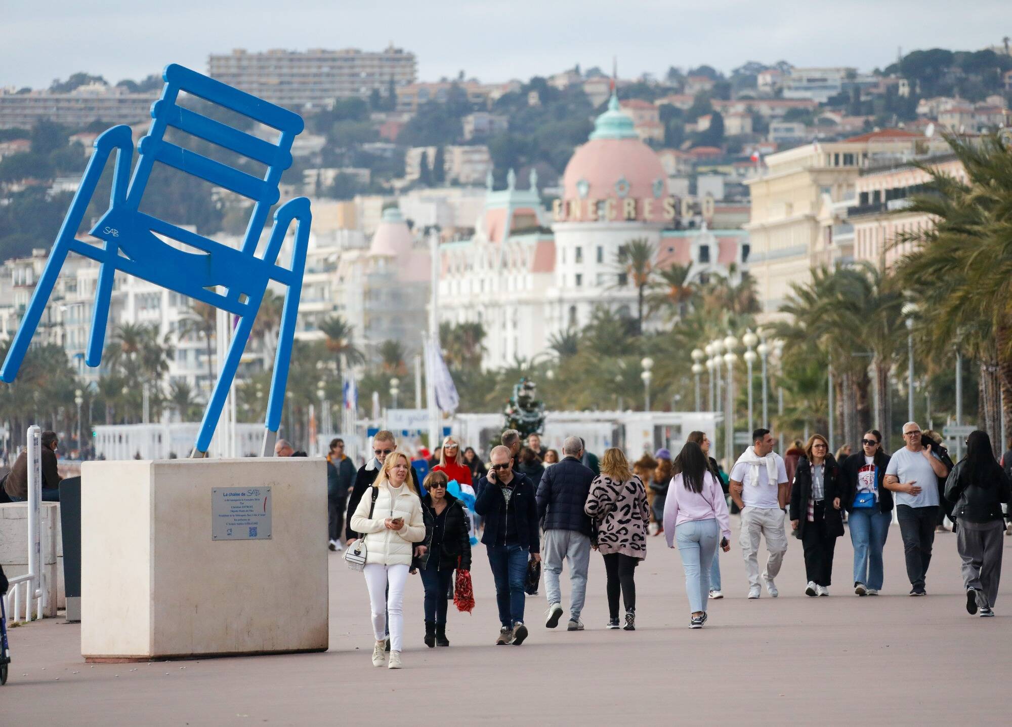 Treize degrés et un horizon dégagé: des conditions de Noël idéales pour prendre l'air sur la Promenade des Anglais à Nice
