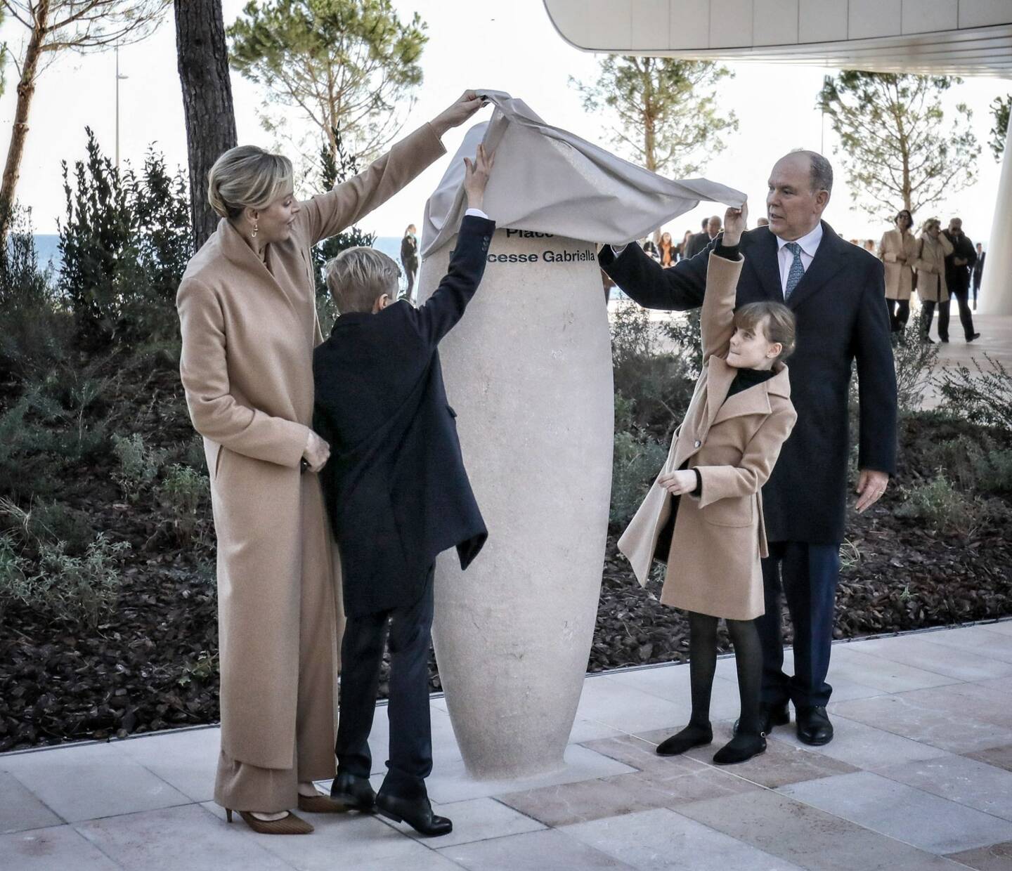 Après son discours, le prince a arpenté le nouveau quartier très arboré, de la "place princesse Gabriella" ou la "promenade prince Jacques" jusqu'à la "piscine princesse Charlène", baptisées en référence à ses deux enfants et son épouse, ancienne championne sud-africaine de natation.