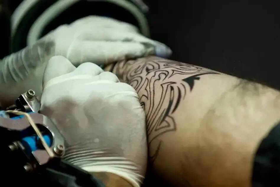 Un tatoueur de 39 ans jugé pour viols et agressions sexuelles en série de clientes