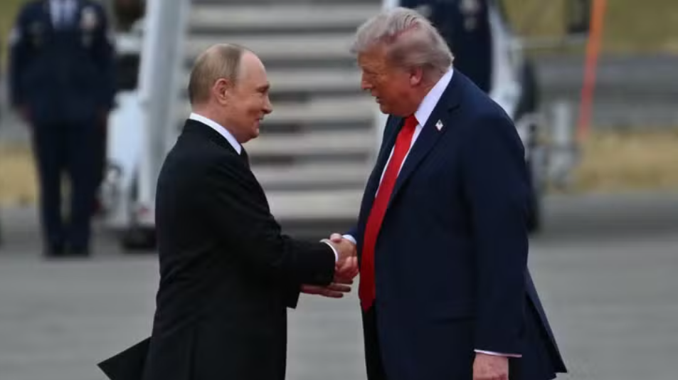 Trump et Poutine se serrent la main avant leur sommet en Alaska