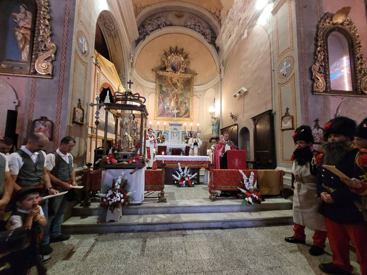 Une cérémonie religieuse a été célébrée pour la réinstallation de la relique de Saint Clément.