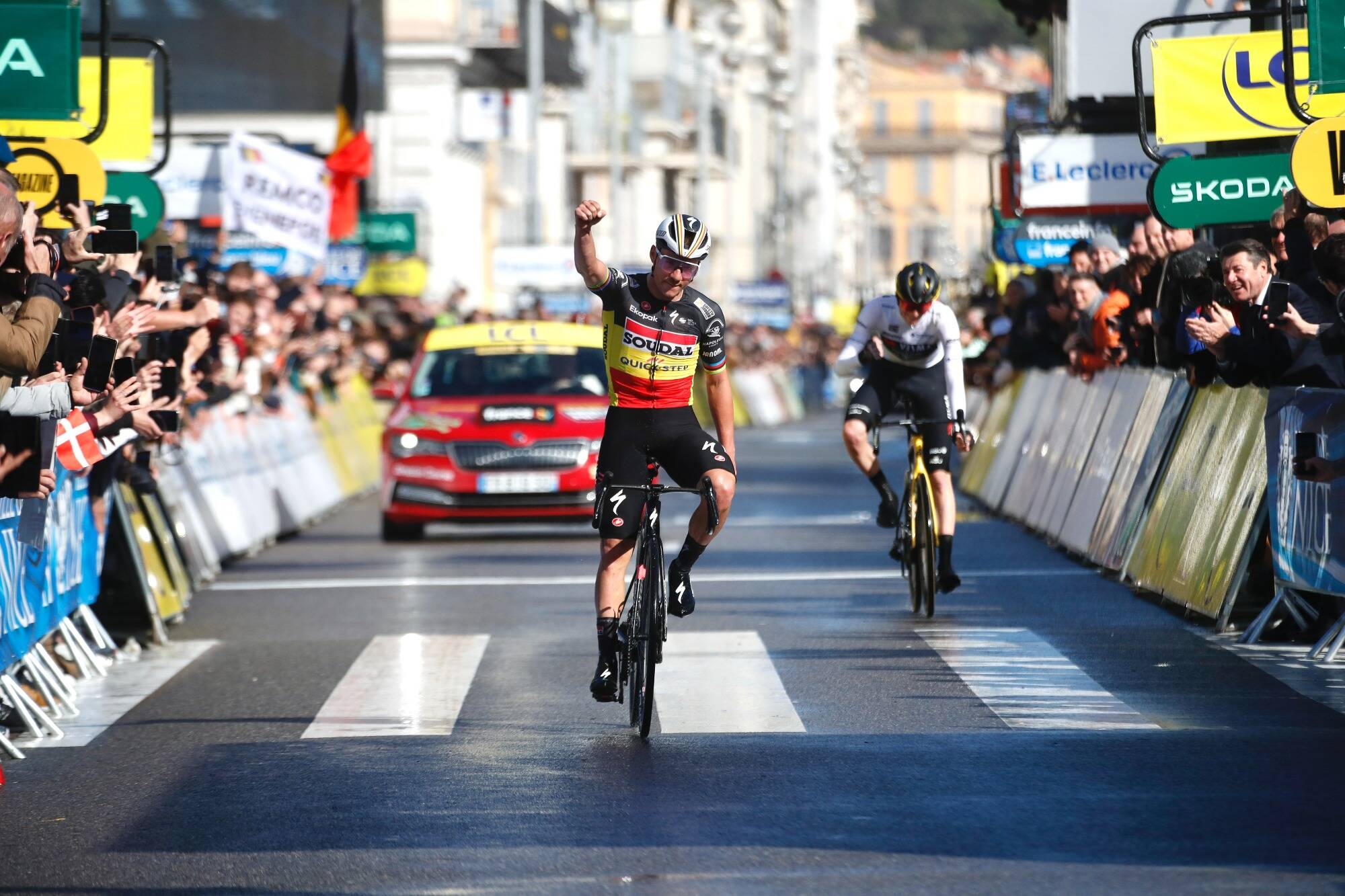 Le double champion olympique Remco Evenepoel à l'hôpital après avoir heurté la porte d'un véhicule de la poste