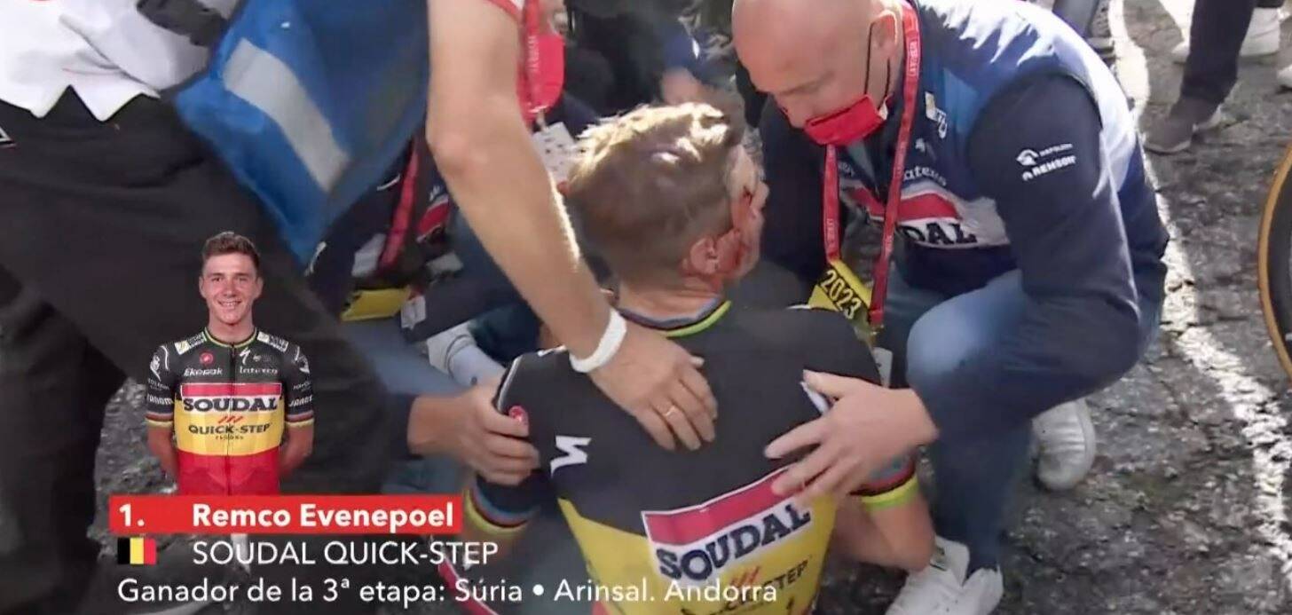 Tour d'Espagne: l'impressionnante chute après la ligne d'arrivée du Belge Remco Evenepoel, vainqueur de la troisième étape