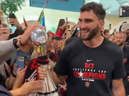 SportsLes joueurs du RCT vainqueurs de la Challenge Cup accueillis en héros à l'aéroport d'Hyères-Toulon