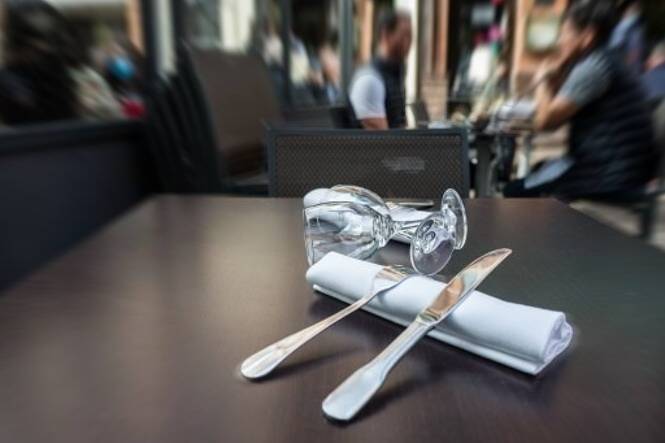 L'alarme se déclenche sur son téléphone pendant qu'il déjeune au resto, il rentre chez lui à temps pour mettre en fuite les cambrioleurs