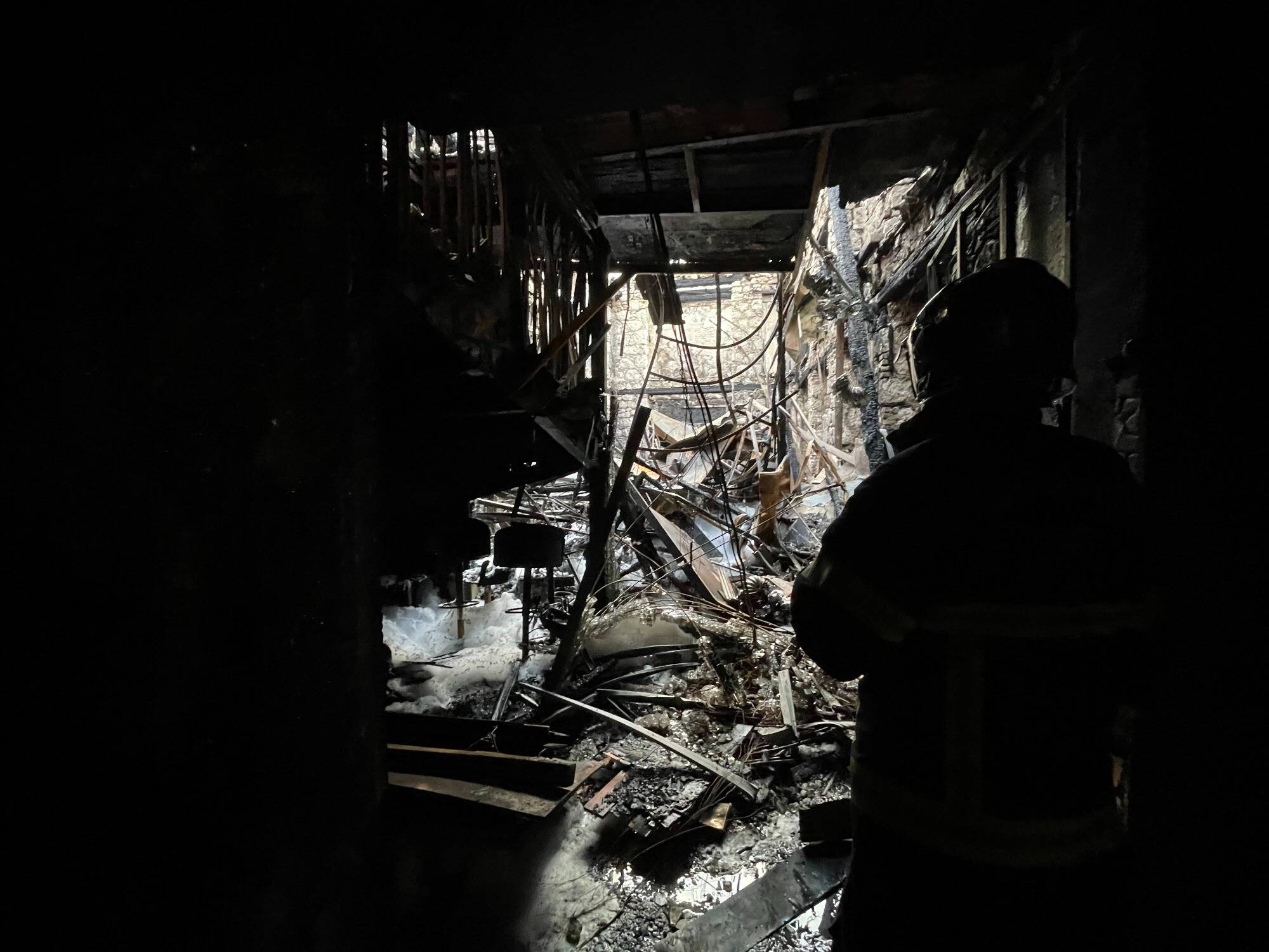 On a pu pénétrer dans les décombres du restaurant Yoru au lendemain du violent incendie à Nice, voici nos images