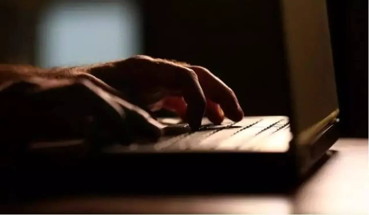 Opérations déprogrammées, patients transférés, plan blanc déclenché: à quoi ressemble le quotidien de l'hôpital de Versailles piraté?