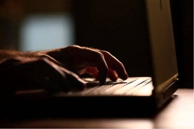 Une entreprise fait une erreur en envoyant un mail de refus, 130 candidats recalés se retrouvent dans un bar et se lient d'amitié