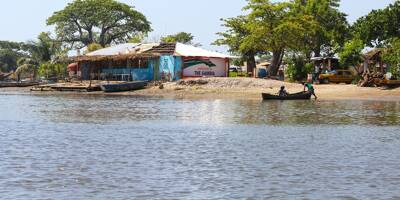 Deuil et colère en Gambie après la mort de dizaines d'enfants