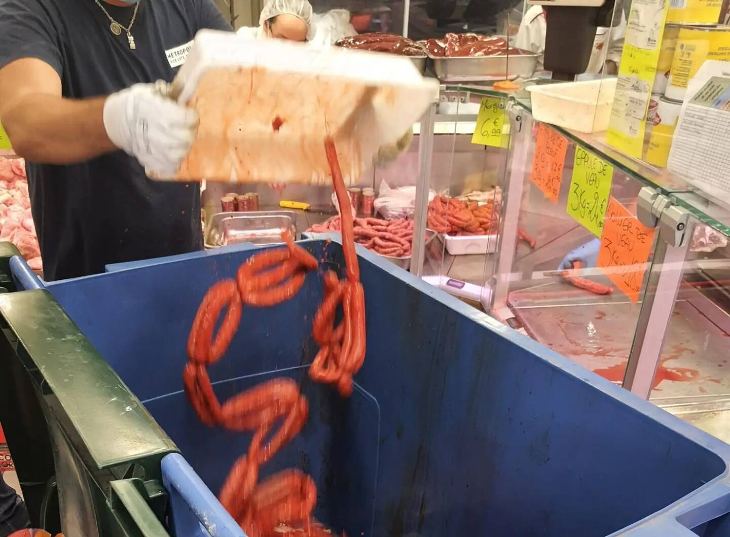 I servizi comunali della città di Nizza sono intervenuti lunedì, rue d'Italie, supportati dalla polizia municipale.