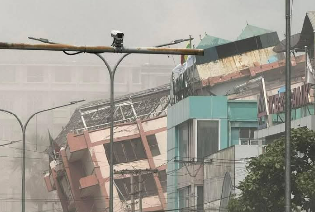 7,7 sur l'échelle de Richter, des structures effondrées, "de nombreuses victimes"... Les images terrifiantes du puissant séisme qui a frappé la Birmanie et la Thaïlande