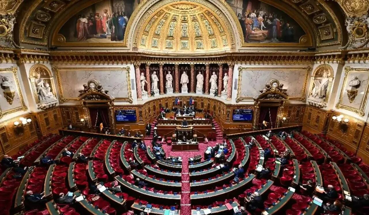 Loi immigration: les sénateurs centristes déposent un texte reprenant de nombreuses mesures censurées