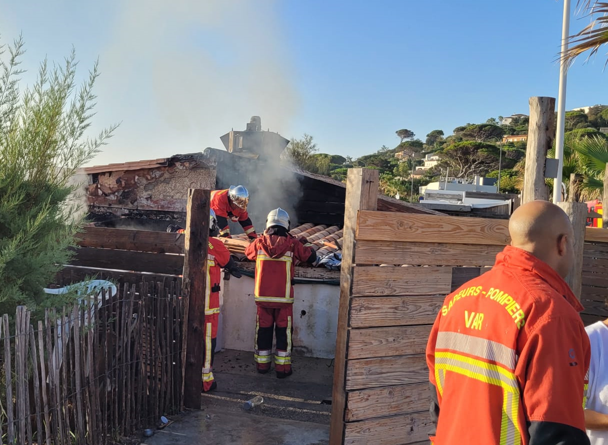 La cuisine d'un restaurant de plage de Sainte-Maxime détruite par les flammes au petit matin