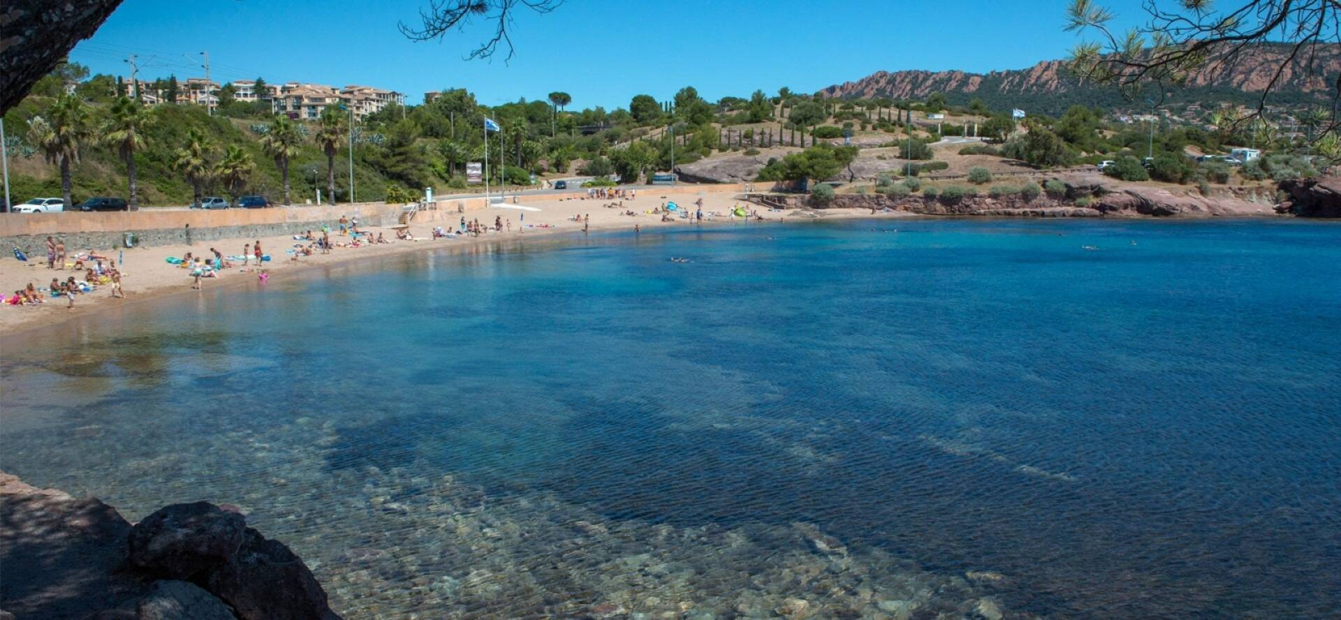 Dans le Var, les adolescents d'un village de vacances découvrent un corps sans vie flottant dans la mer