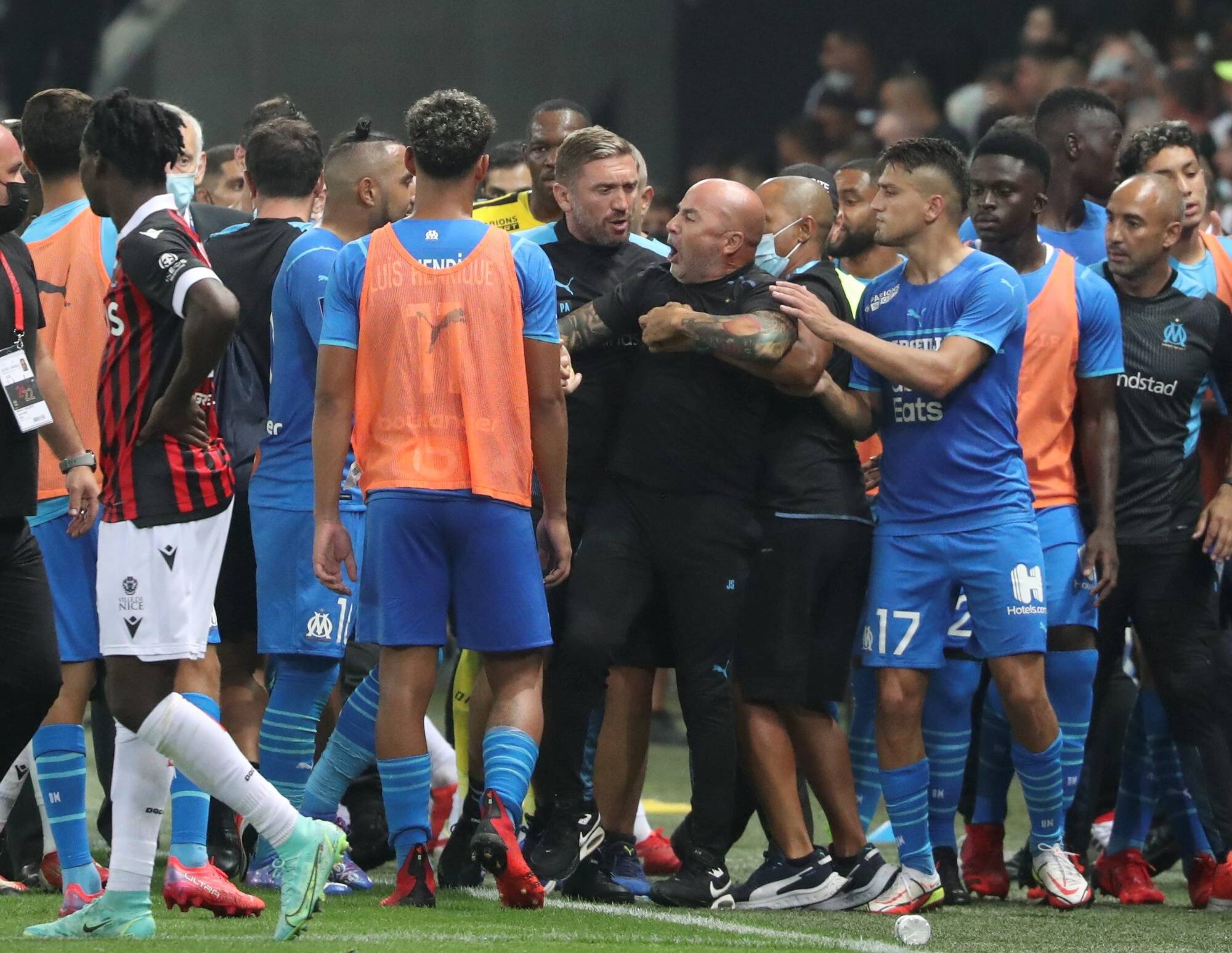 L'adjoint de Jorge Sampaoli à l'OM qui avait agressé un supporter de l'OGC Nice frappe l'attaquant vedette du Brésil