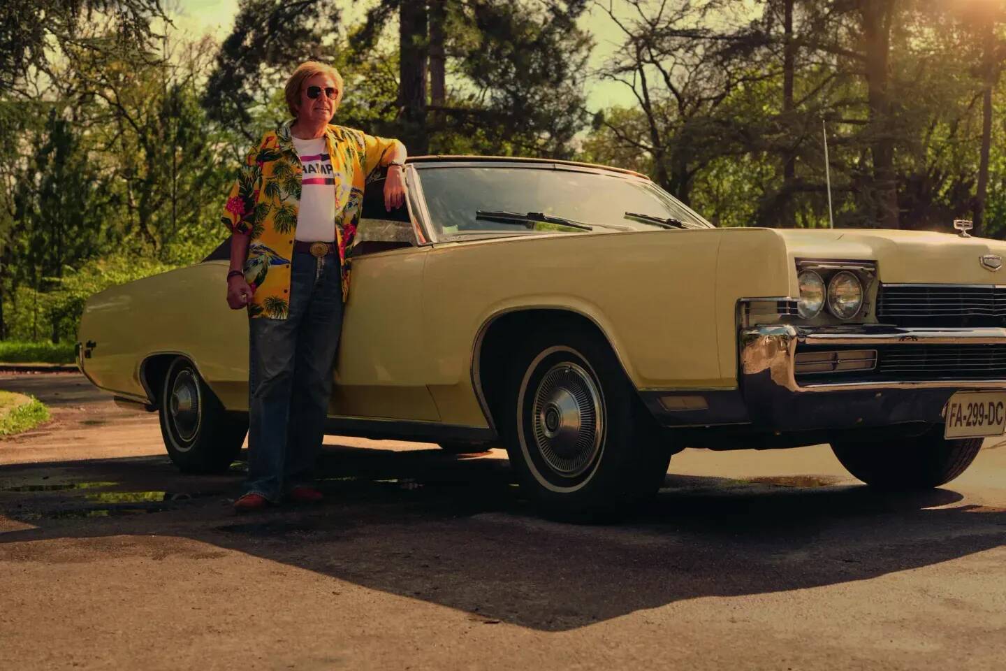 "Je l'aime!": Frédéric Mitterrand se glisse dans la peau de Brad Pitt le temps d'une séance photo