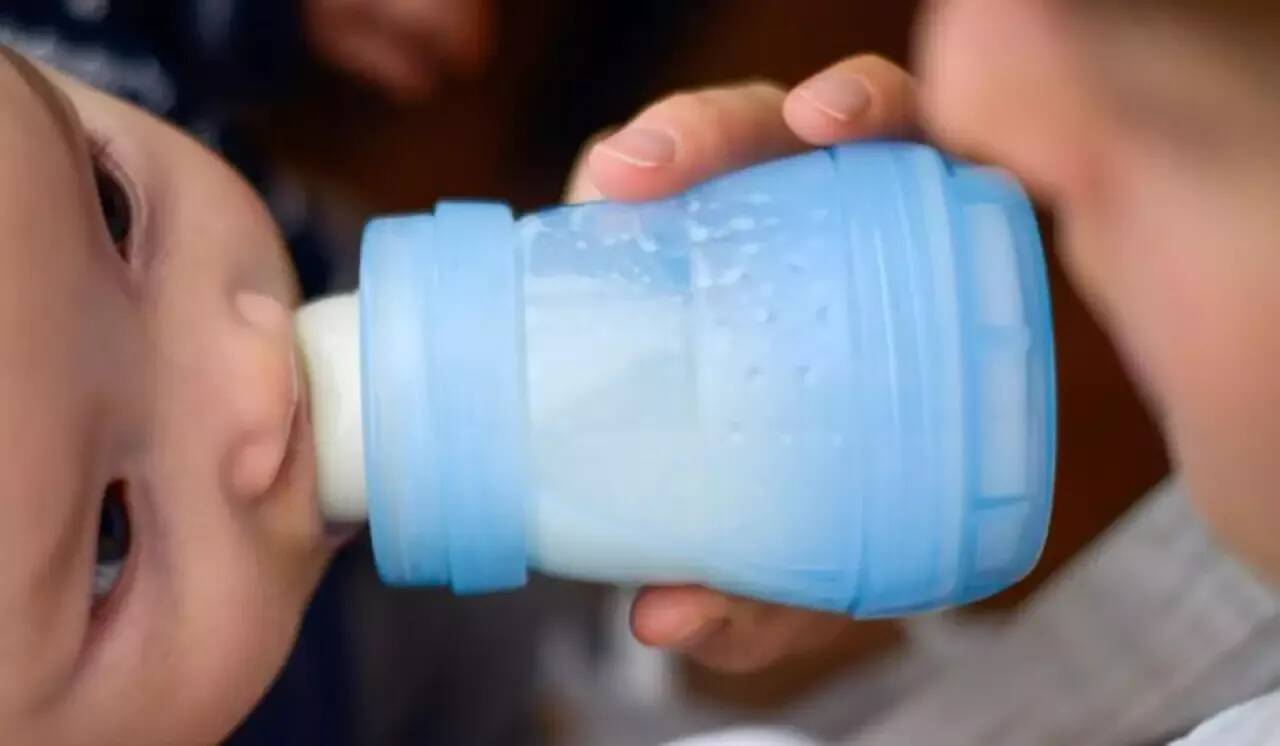 Elle confond l'eau pour le biberon avec du vin blanc, un bébé victime d'un coma éthylique