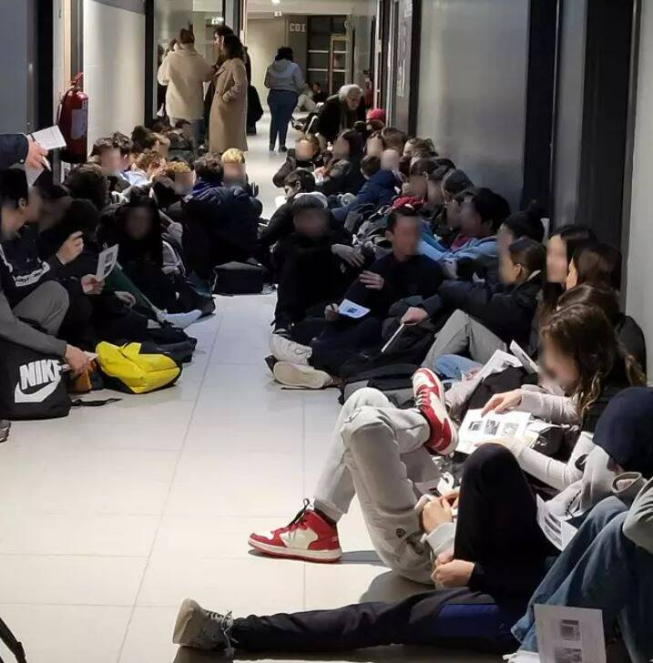 Regroupés dans le couloir pour se tenir chaud: les élèves et professeurs grelottent dans ce collège flambant neuf du Var