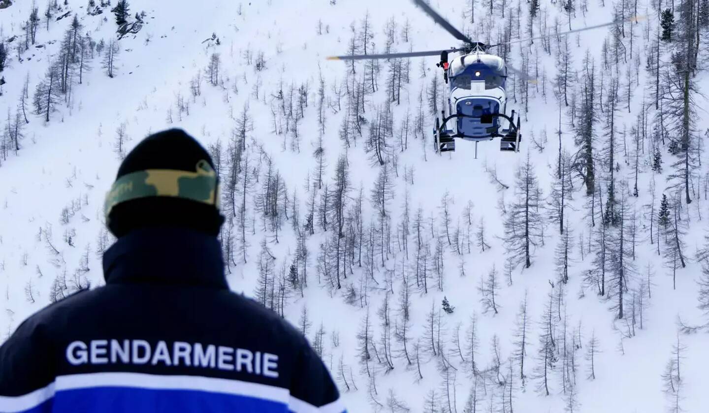 Des secours très importants ont été mobilisés dont 4 hélicoptères, des chiens d'avalanches, des spécialistes de montagne ainsi que d'autres services de la police cantonale bernoise.
