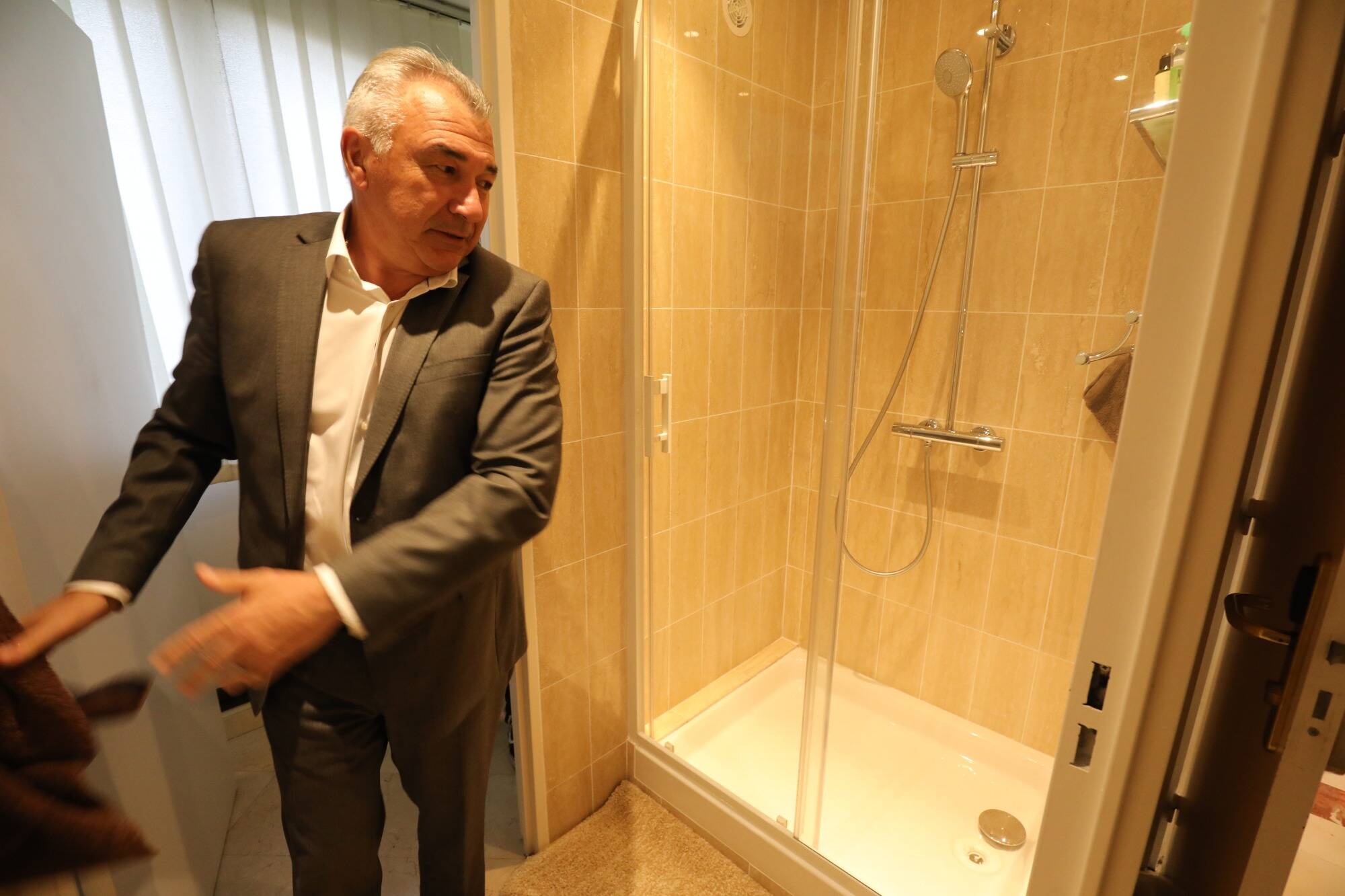 Un opposant torpille sa "folie des grandeurs", le maire de Saint-Laurent-du-Var nous ouvre les portes de son bureau