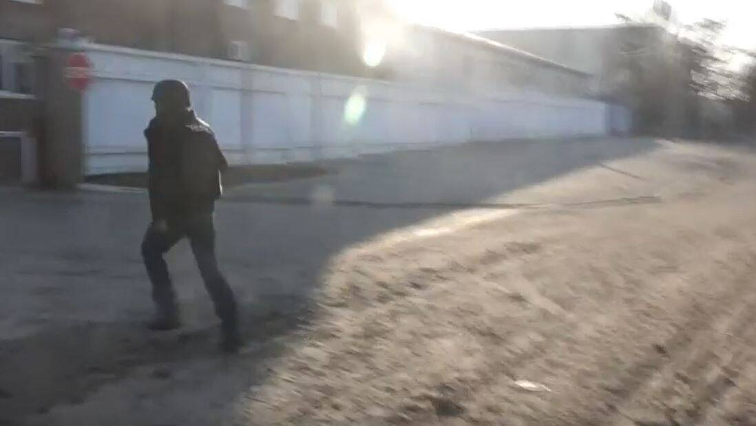 "Tout a été complètement désintégré": une équipe de journalistes britanniques prise pour cible en Ukraine, un blessé par balle