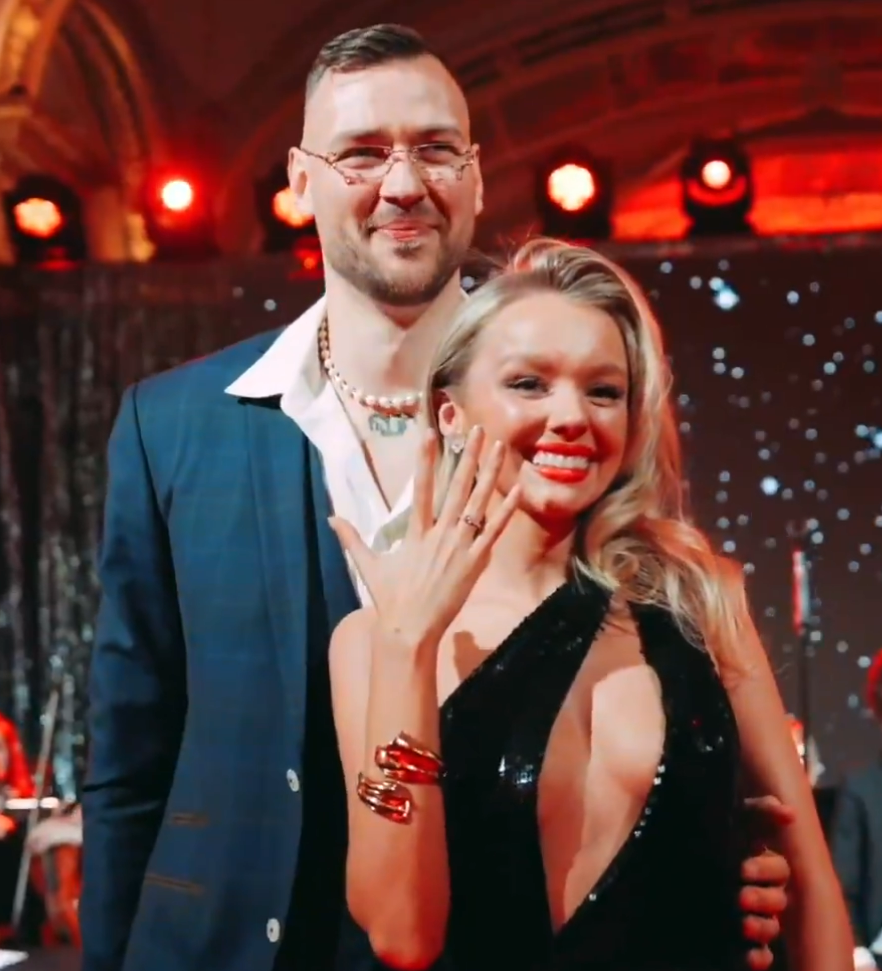 Un basketteur de l'AS Monaco fait sa demande en mariage lors du repas de Noël de l'équipe