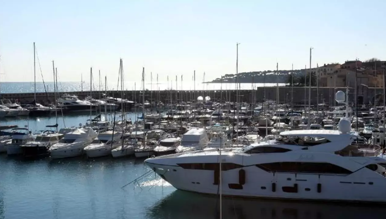 "Je vais te mettre une balle!": un multirécidiviste "au profil inquiétant" agresse un agent portuaire et des policiers à Antibes