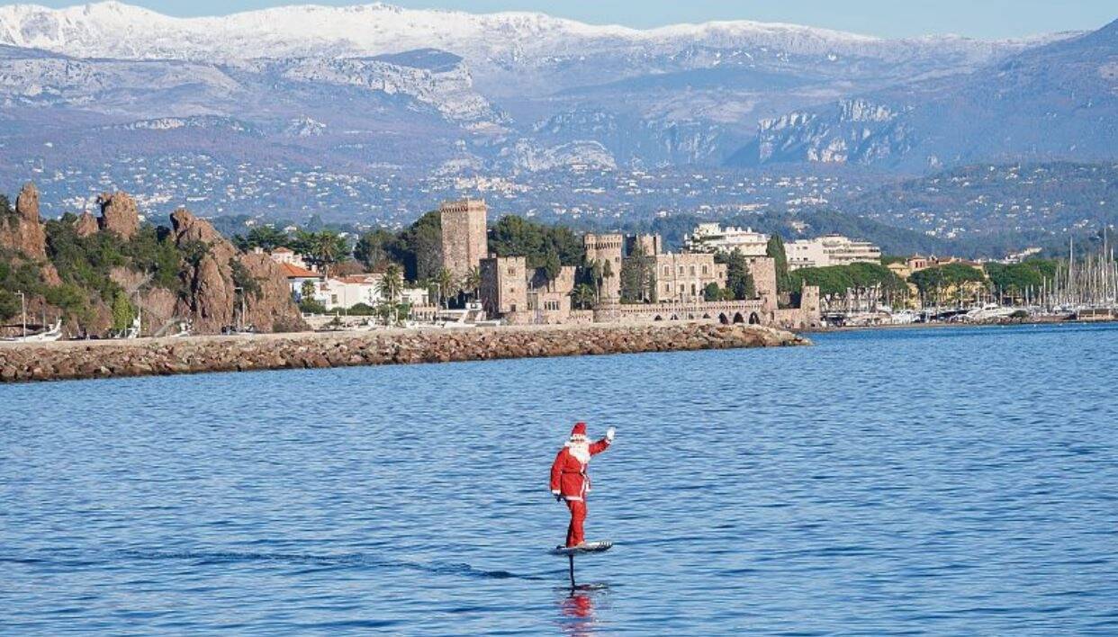 À Théoule-sur-Mer, le Père Noël a fait sensation en volant sur l'eau