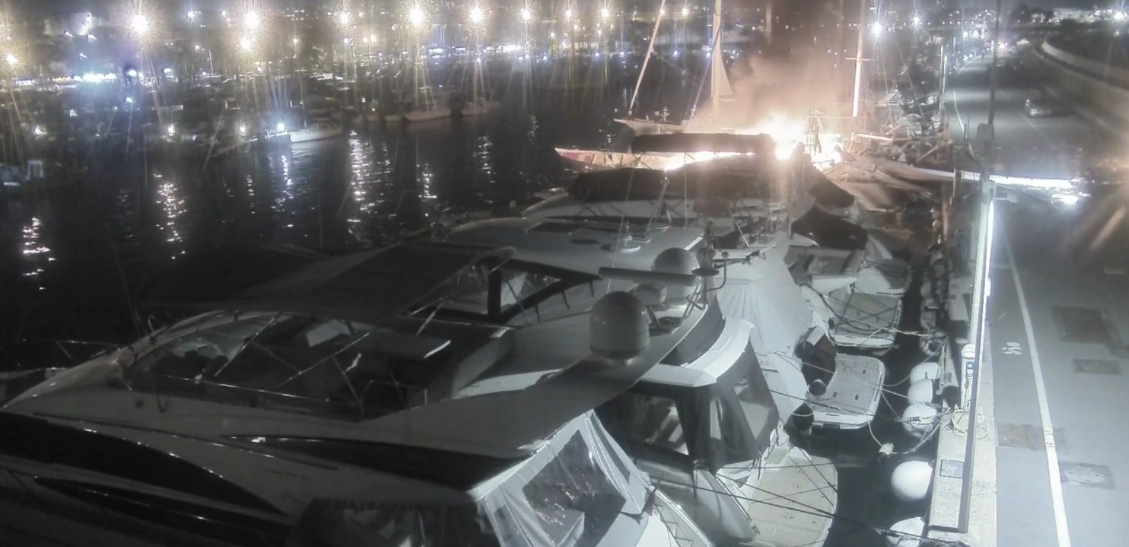 L'explosion avait été entendue de Nice à Villeneuve-Loubet: les images impressionnantes de l'incendie du bateau à Saint-Laurent-du-Var
