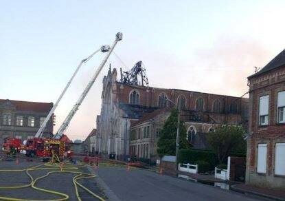 "Connu pour des faits de destruction par incendie": un suspect en garde à vue après l'incendie d'une église à Saint-Omer