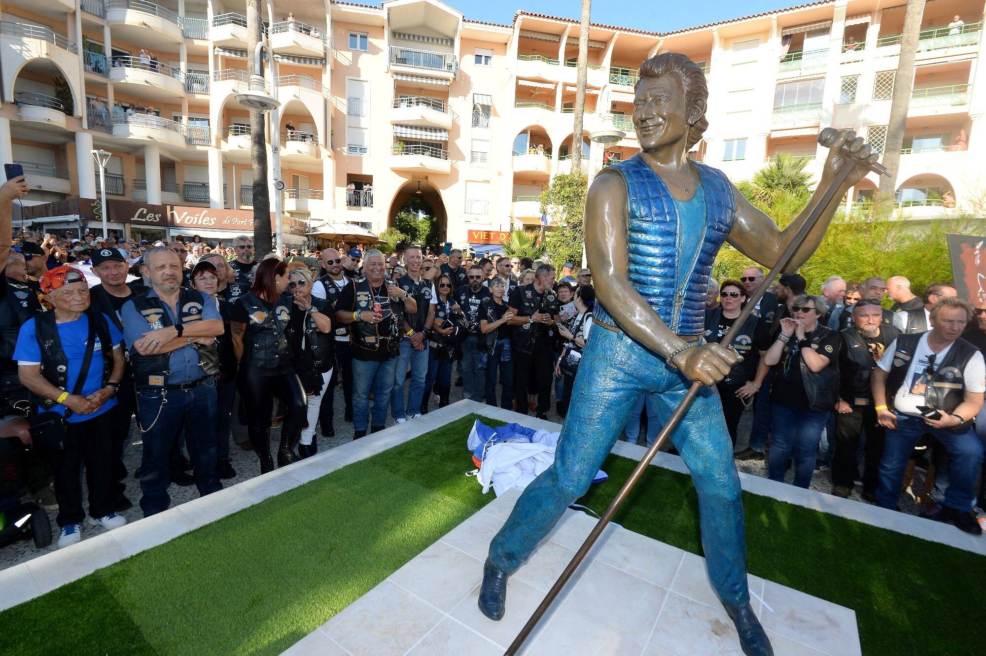 "C'est une fake news": non, le visage de la statue de Johnny à Fréjus ne sera pas remodelé