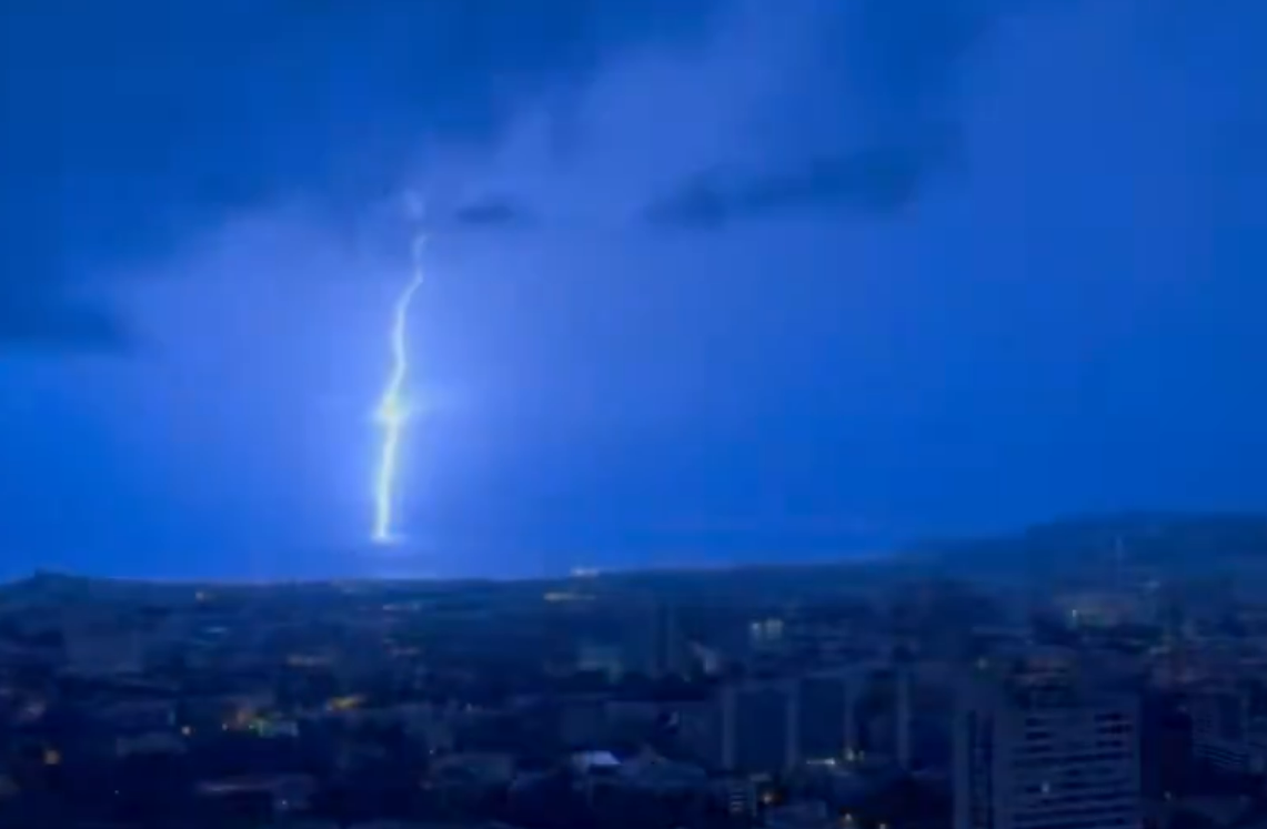 "Une telle intensité est exceptionnelle": un super éclair fait "trembler les immeubles" de Marseille
