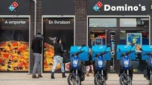 Deux responsables de franchises Domino's Pizza jugés pour avoir détourné 1,6 million EUR