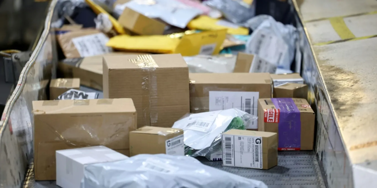 Droits de douane: la Poste de Hong Kong suspend l'envoi de colis vers les Etats-Unis