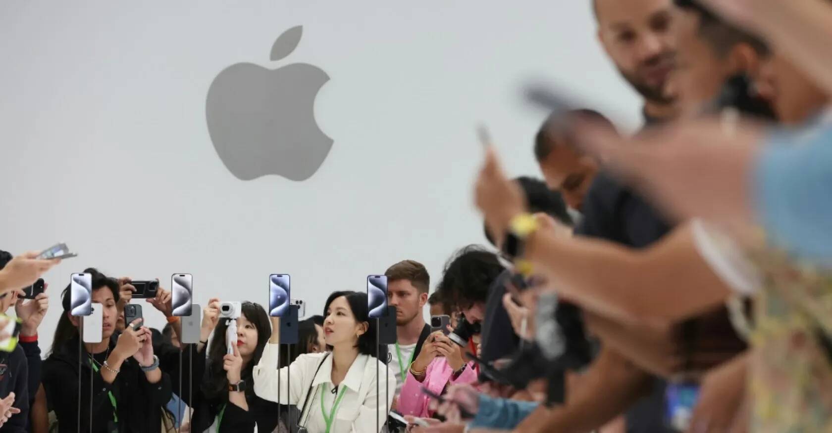 Apple lance Apple Intelligence, système intégré à ses appareils, basé sur l'IA générative