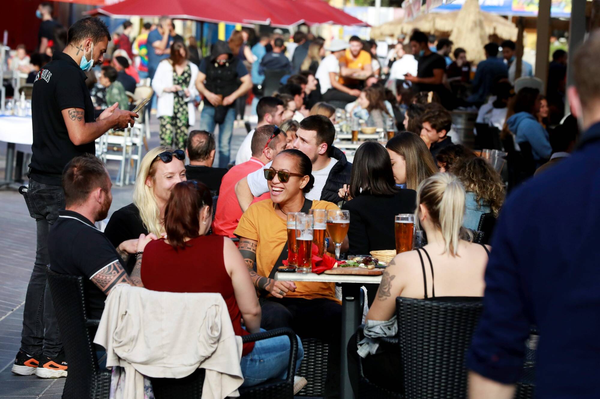 INFOGRAPHIES. Deux semaines après, la réouverture des terrasses a-t-elle un impact sur l'épidémie de Covid-19 dans les Alpes-Maritimes?