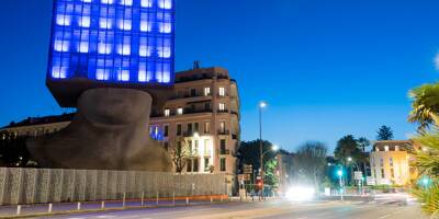Pourquoi les bâtiments publics sont éclairés en bleu à Nice?