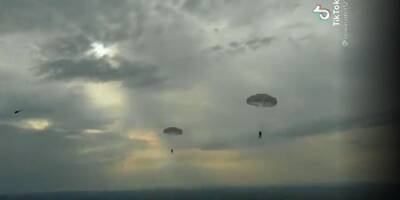 Non, un soldat russe ne s'est pas filmé en train d'être parachuté dans le ciel d'Ukraine en rigolant