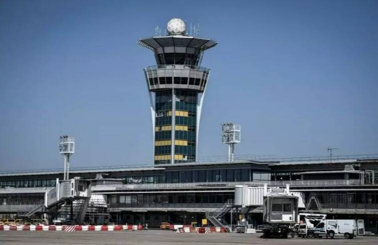 Retraites: l'aviation civile demande d'annuler 33% des vols à Orly, 25% à Roissy le 1er mai