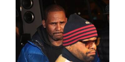 Déjà condamné à 30 ans de prison, le chanteur R. Kelly jugé dans une nouvelle affaire de crimes sexuels