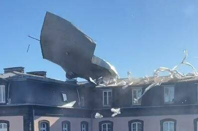 Tempête Frederico: une partie de la toiture d'un lycée arrachée par le vent à Clermont-Ferrand