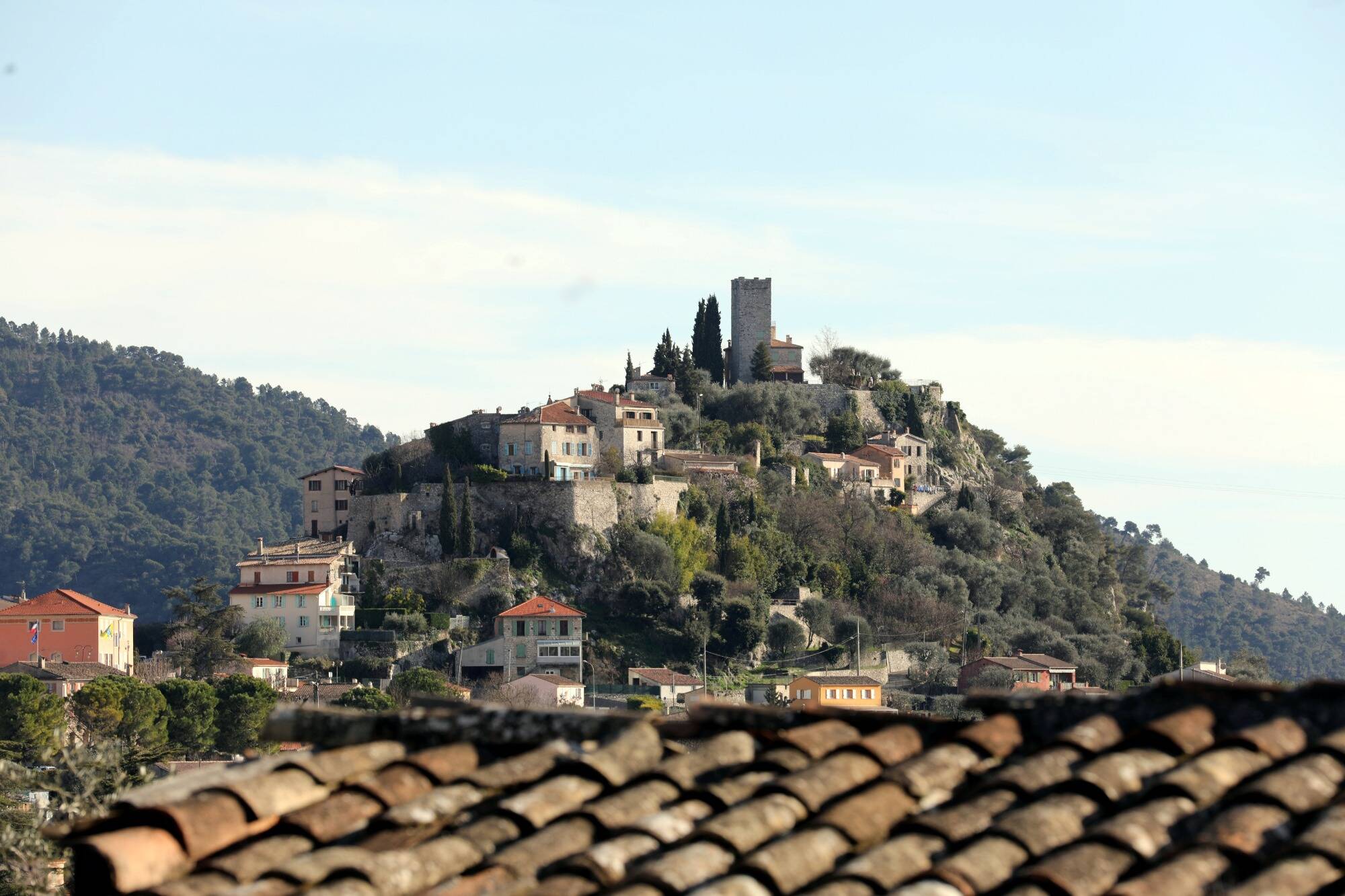 Un homme meurt écrasé par son camion-benne après une sortie de route et une chute de 15 mètres à Tourrette-Levens