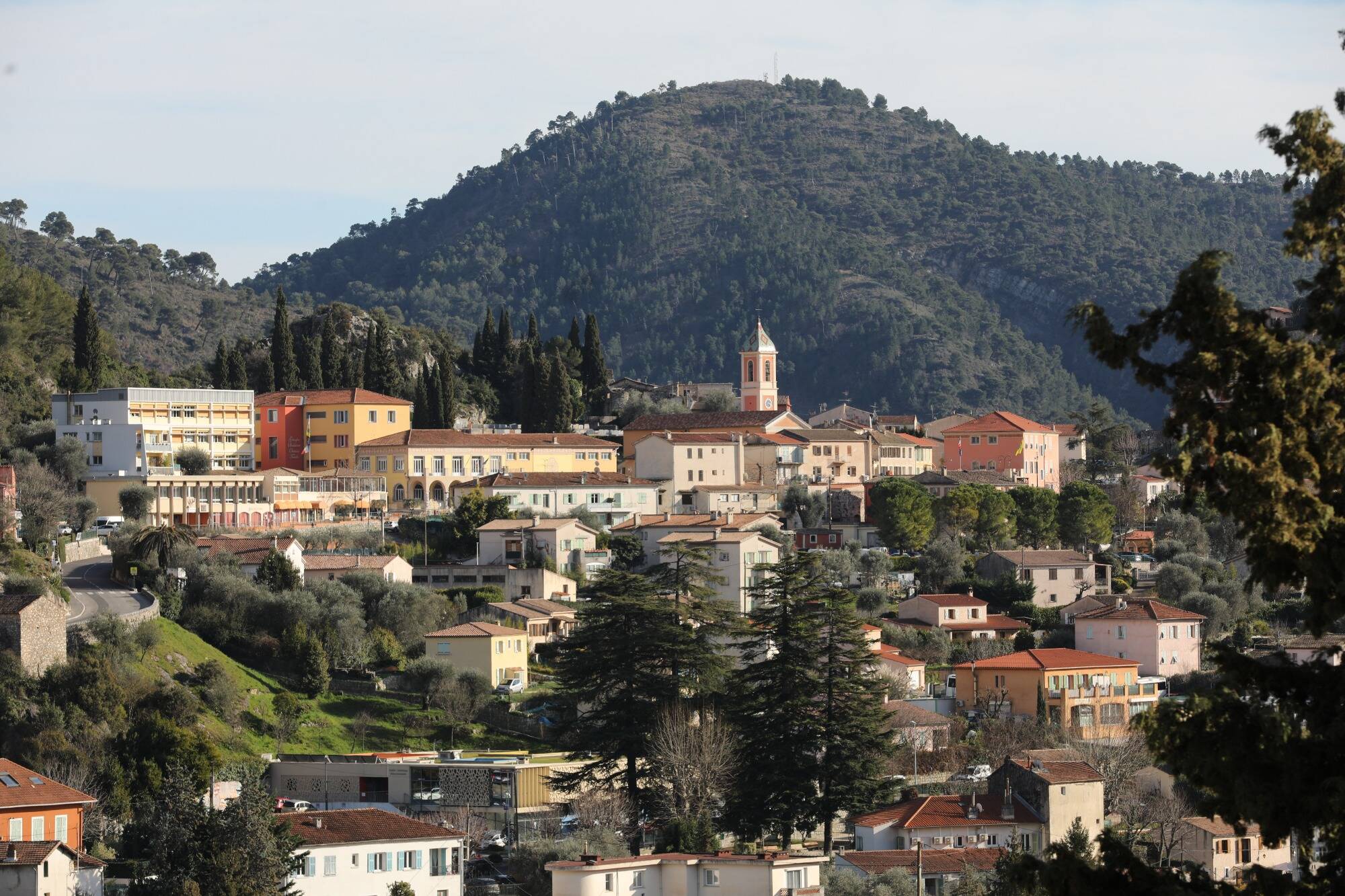 Une benne chute en contrebas de la route, un agent grièvement blessé et coincé sous son véhicule à Tourrette-Levens