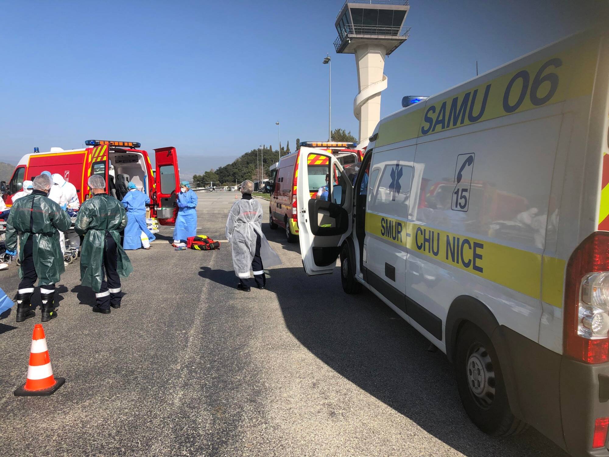 VIDEO.Six patients atteints de Covid-19 transférés ce vendredi matin de la Côte d'Azur vers la Bretagne