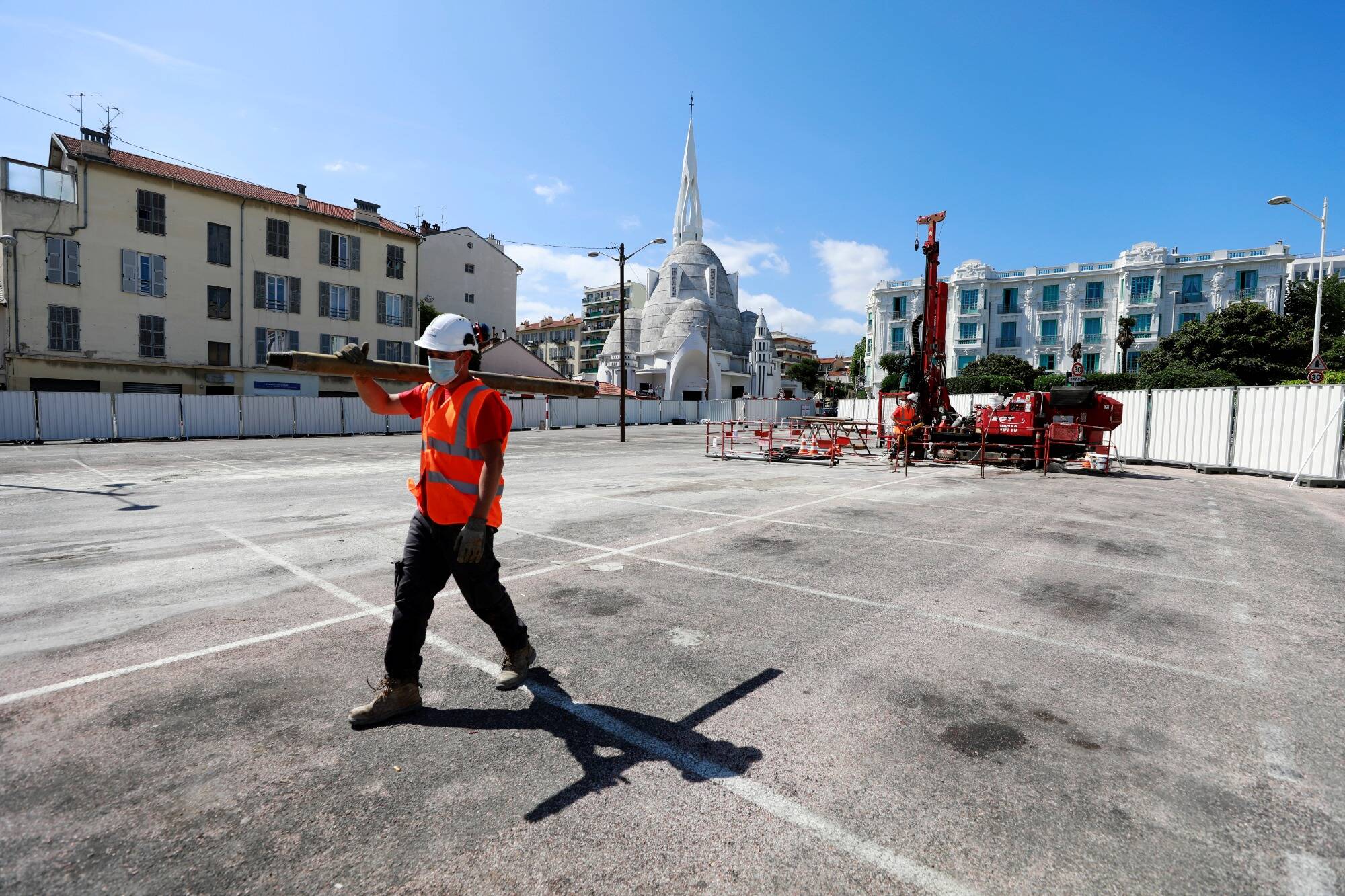 Qu'est-ce que c'est que ce chantier devant l'église Sainte-Jeanne d'Arc à Nice et combien de temps va-t-il durer?