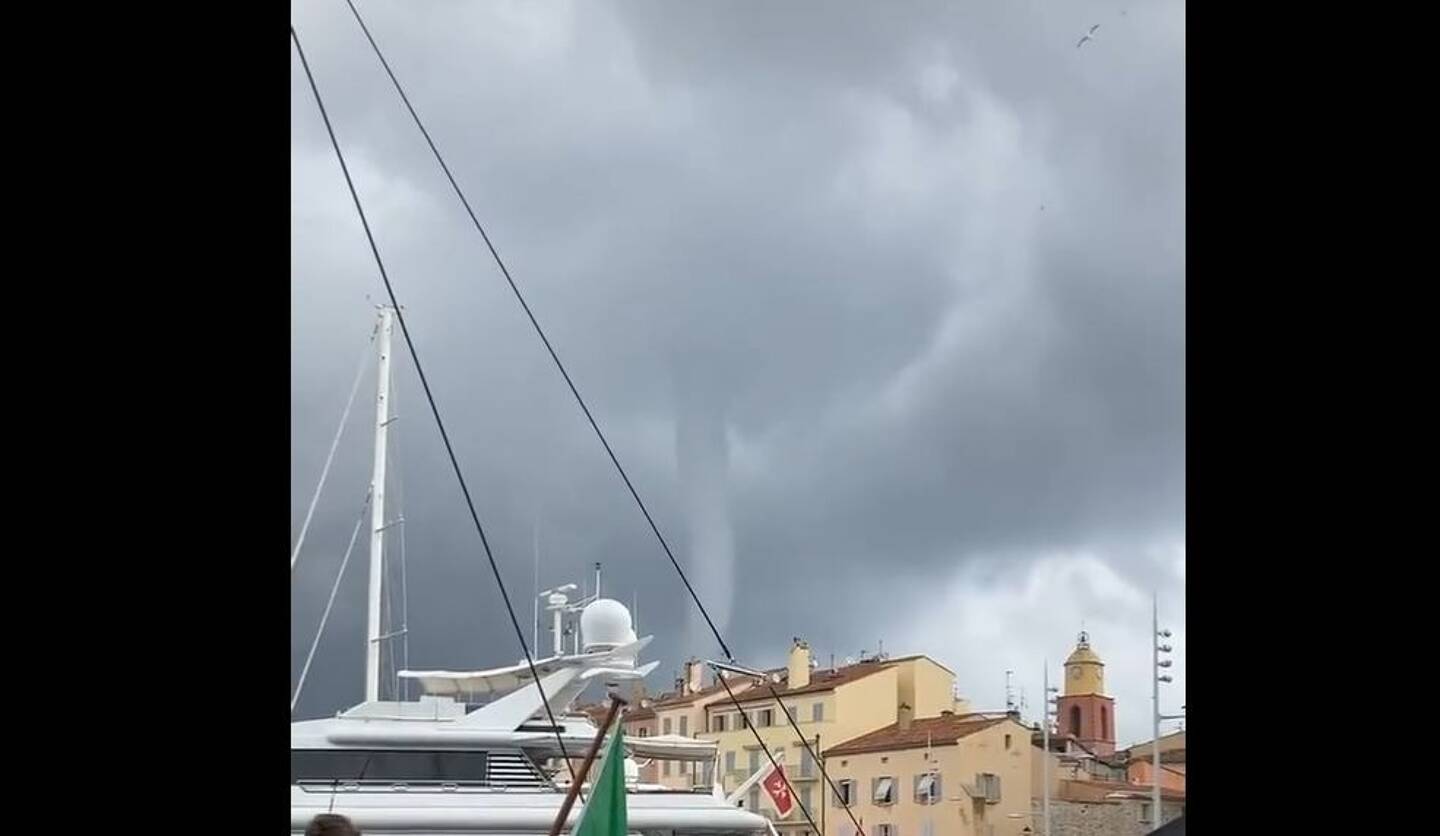 Une trombe marine vue du port de Saint-Tropez ce jeudi à la mi-journée. 